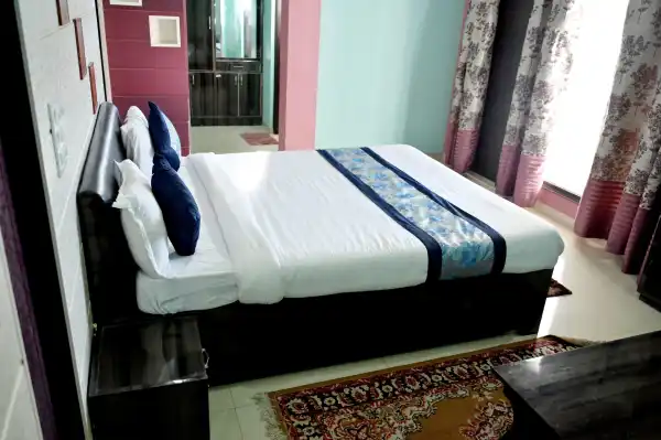  - HOTEL SATKAR & RESTAURANT