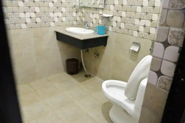  - HOTEL SATKAR & RESTAURANT