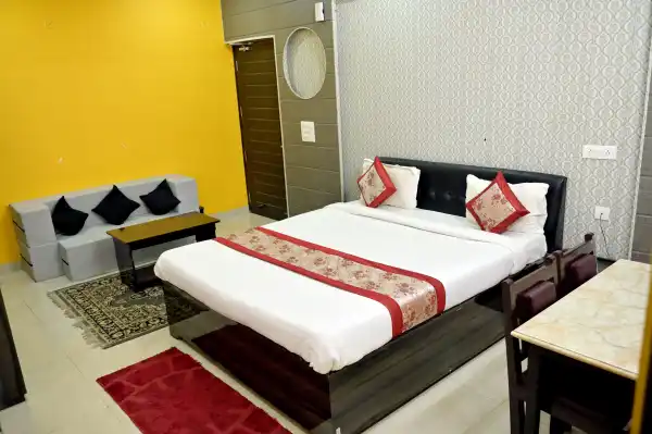  - HOTEL SATKAR & RESTAURANT