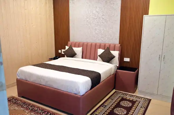  - HOTEL SATKAR & RESTAURANT