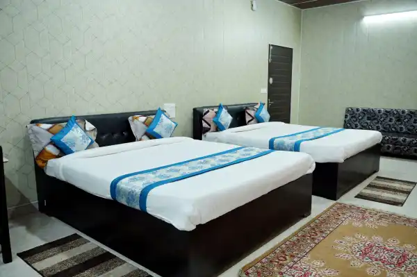  - HOTEL SATKAR & RESTAURANT