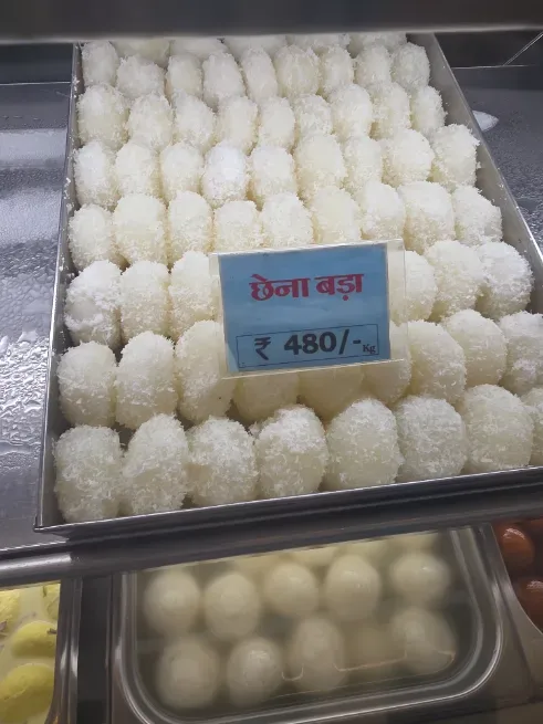 छेना बड़ा - KAILASH BHAI KA GWALIOR GAJAK & SWEETS