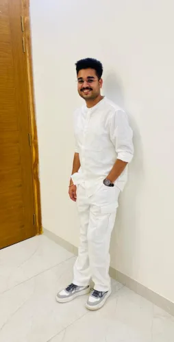 सुरेन्द्र कुमार धर्मेश कुमार ज्वैलर्स Team Member